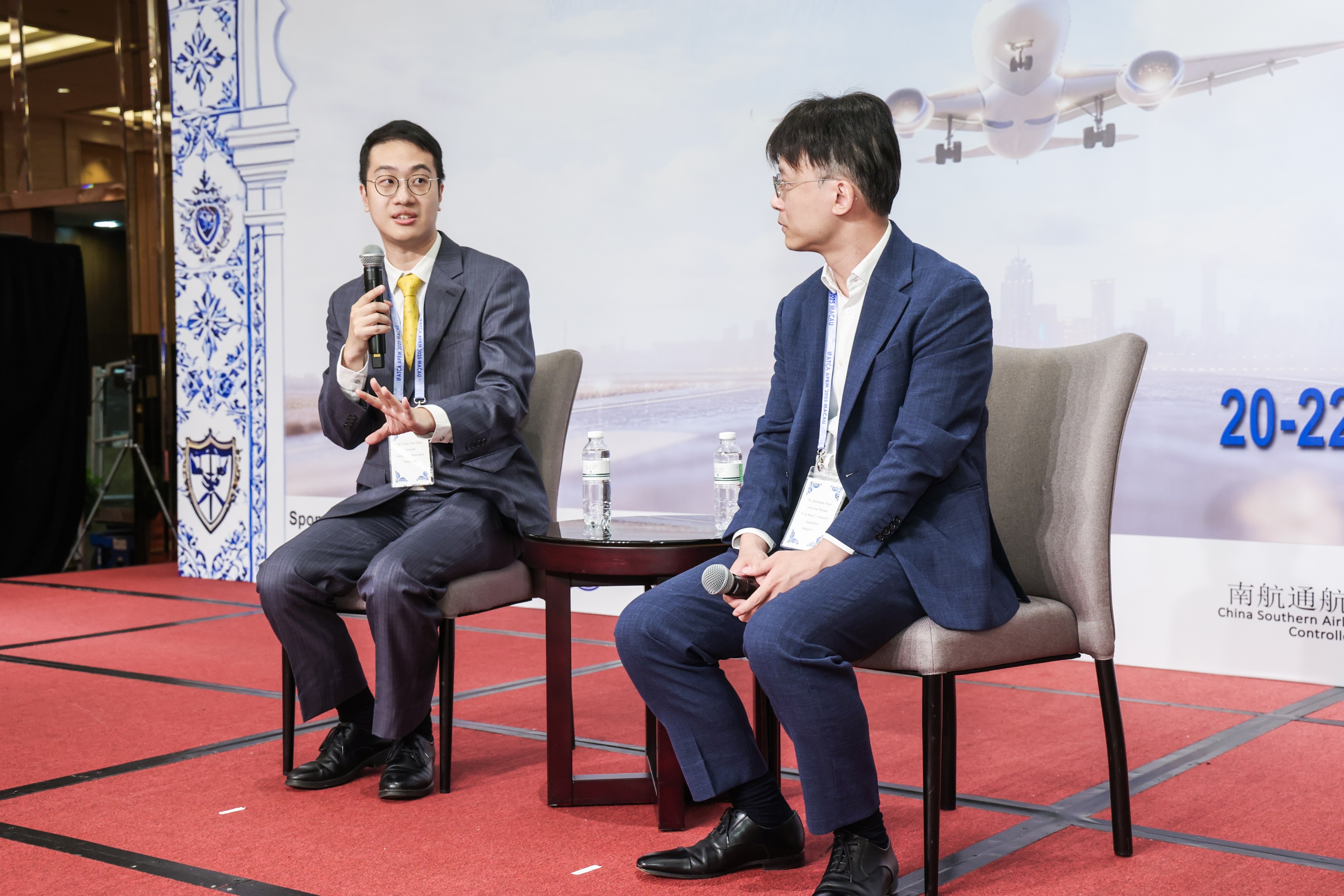 香港天文台的陈恩进先生（左）讲解关于气象服务与航空交通管理的成功合作实例